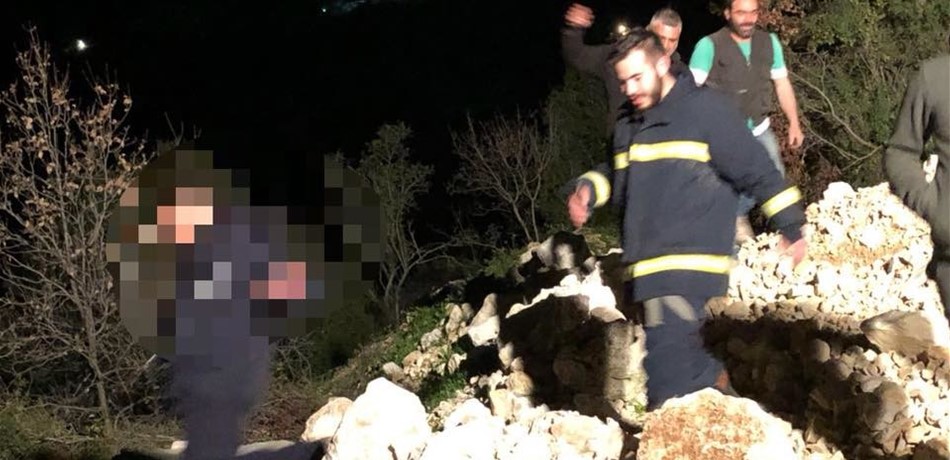 الدفاع المدني ينقذ شابين من وادٍ في غدراس 