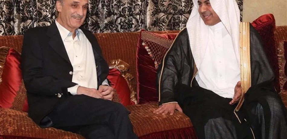 ماذا دار بين جعجع والعلولا؟ 