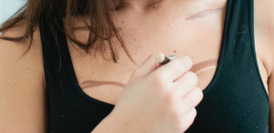 حيل سهلة لتكبير الصدر في المنزل من دون عمليات تجميل<br/>
