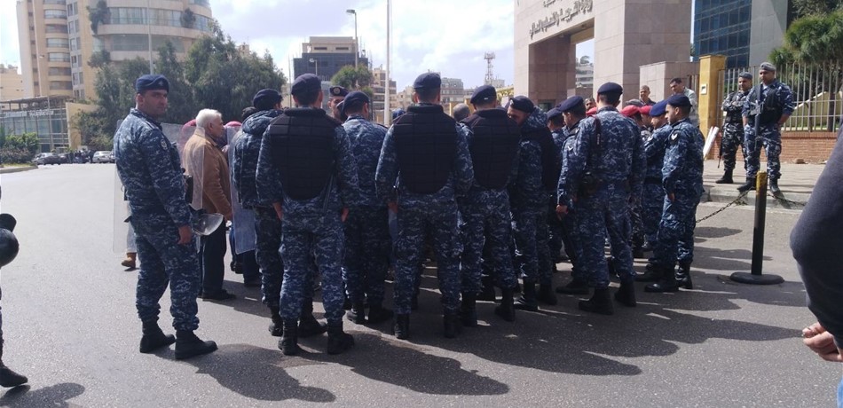 بالصور.. قوى الأمن تقطع الطريق على الاساتذة المتعاقدين: لمقاطعة الانتخابات 