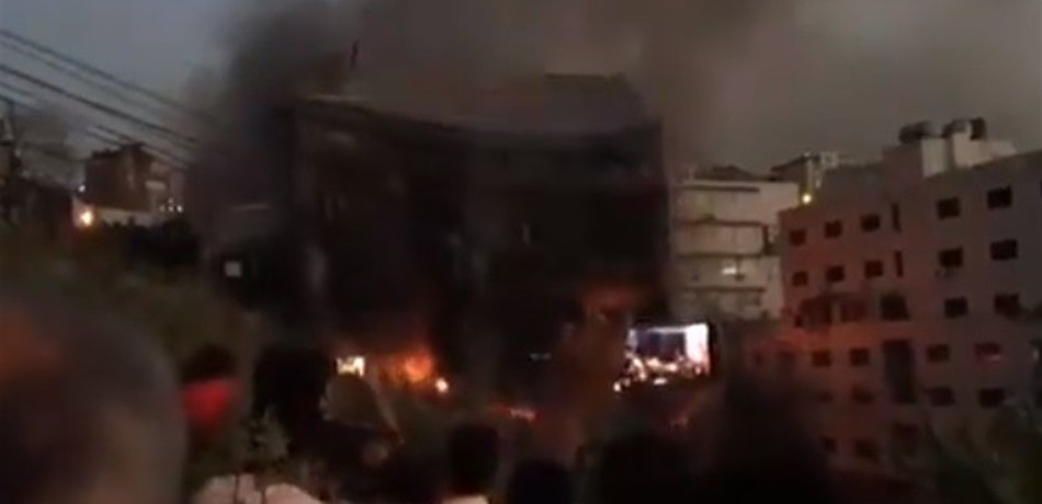شاهد لحظة انهيار جزء كبير من مستودع الاخشاب في أدونيس