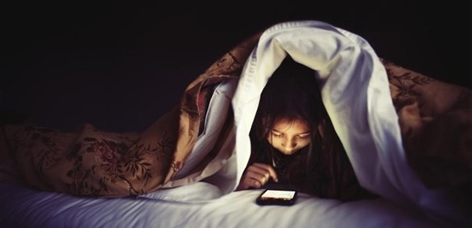 ما خطورة استعمال الهاتف الذكي قبل النوم؟<br/>