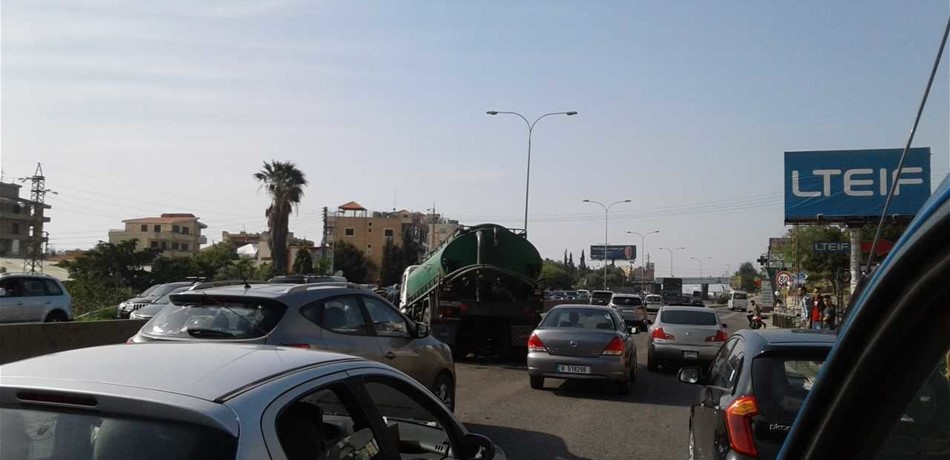 بالصور.. إصطدام صهريج بحائط جانب اوتوستراد نهر ابراهيم 