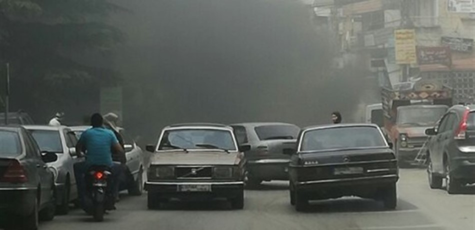 شبان يقطعون طريق بعلبك احتجاجاً على انقطاع التيار