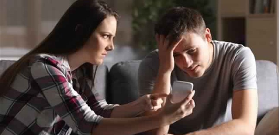 لماذا يخون الزوج زوجته مع أخرى أقل جمالًا منها؟