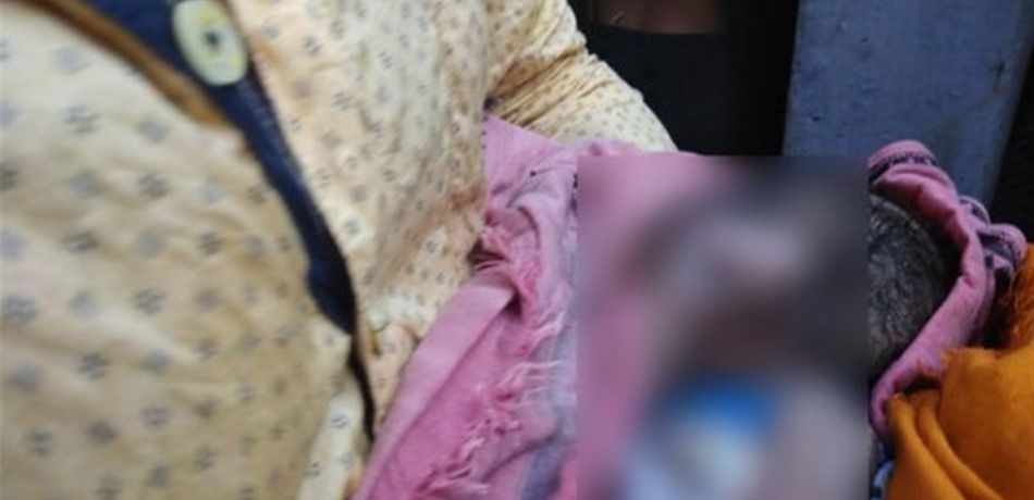 بالفيديو.. قرد يخطف طفلا حديث الولادة ويرميه في بئر 