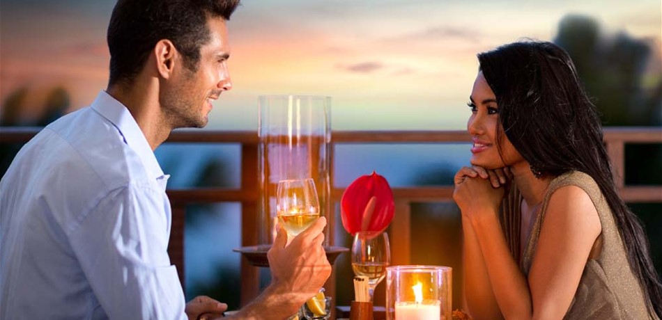 خطواتٌ يعمدُ إليها الرجل لكسر الجليد في الموعد الغرامي الأول.. اعرفيها
