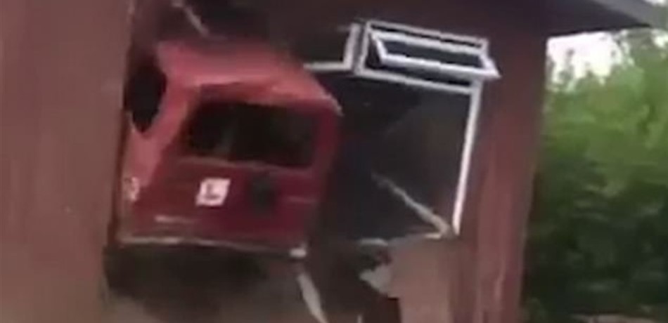 بالصور.. رجل يحطم منزلا بسيارته!