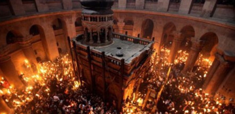 "النور المقدس" يفيض من قبر المسيح بالقدس.. والشعلة إلى لبنان مساءً