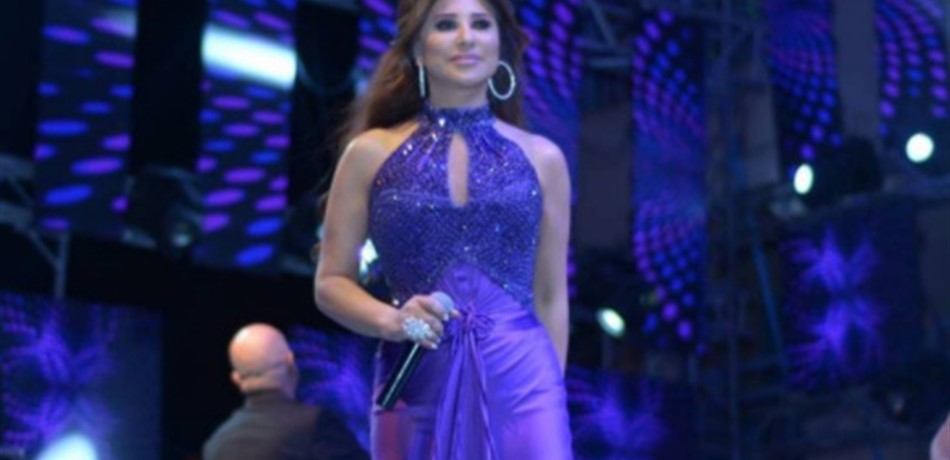  بالصور.. نجوى كرم تتحدى منتقديها بفستان ضيق!