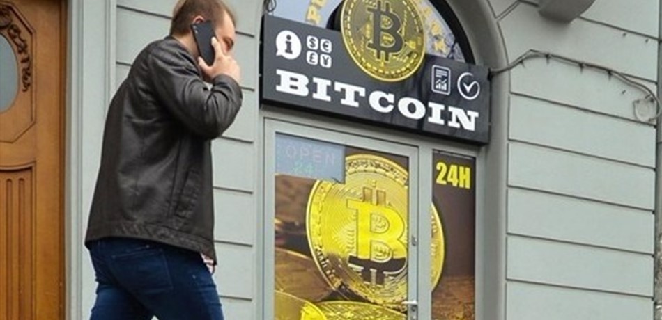 سعر بيتكوين يهبط.. كم أصبحت قيمتها؟