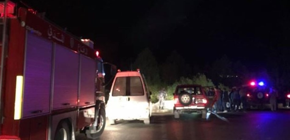 بالفيديو والصور.. جريحان بتدهور سيارة في نهر البردوني
