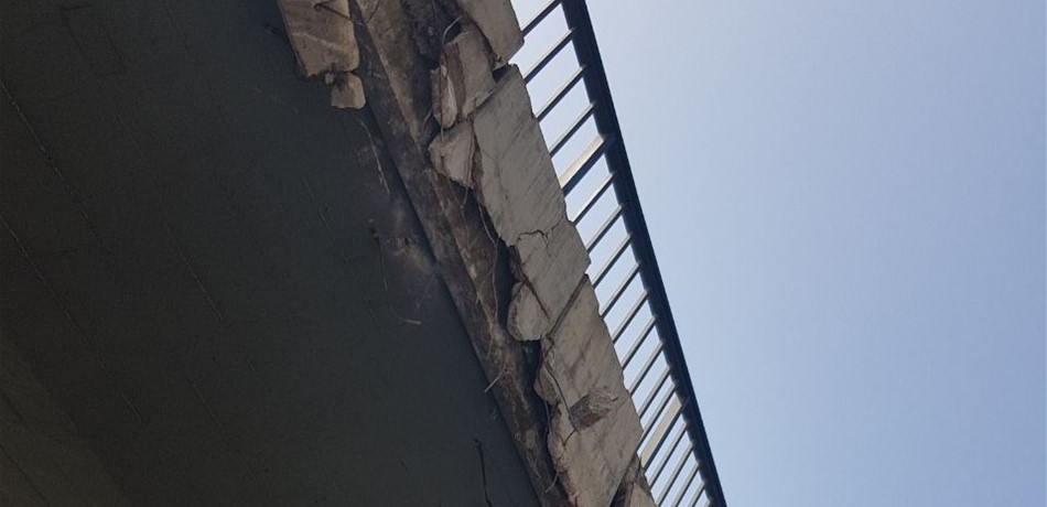 بالصور.. جسر الكولا "عم يهر"!؟