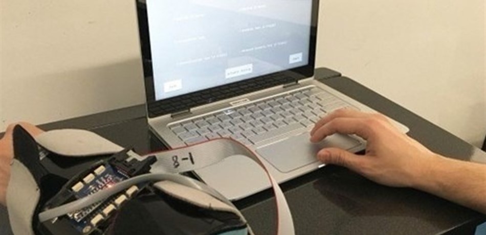 جهاز لضعاف السمع والبصر يُشعِرهم بالكلمات على أذرعهم