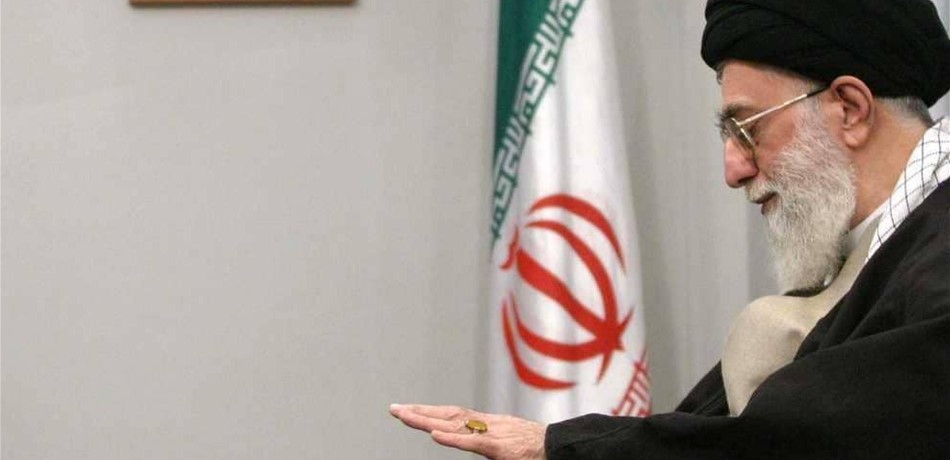 خامنئي يحذر من "حرب الاستخبارات" ويطالب ببرامج هجومية