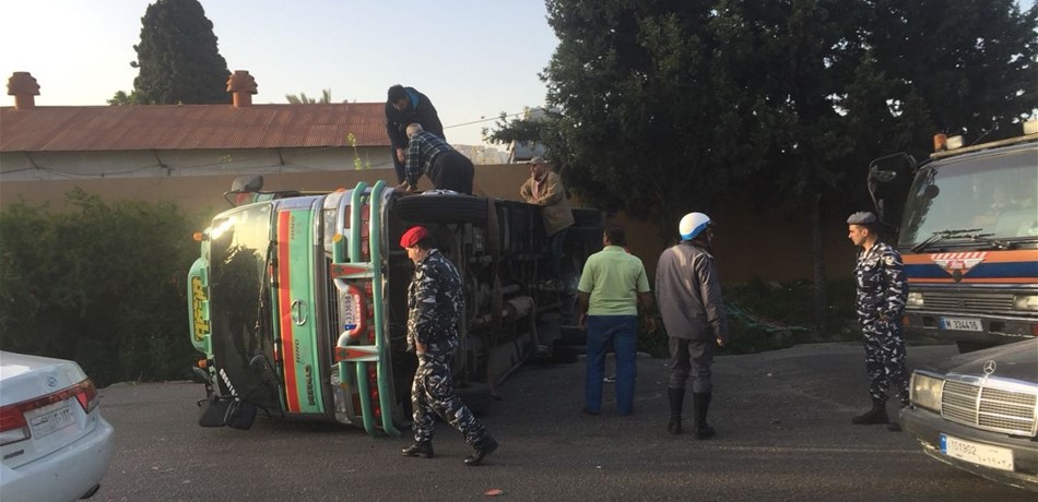 بالصورة.. انقلاب شاحنة على أوتوستراد البداوي