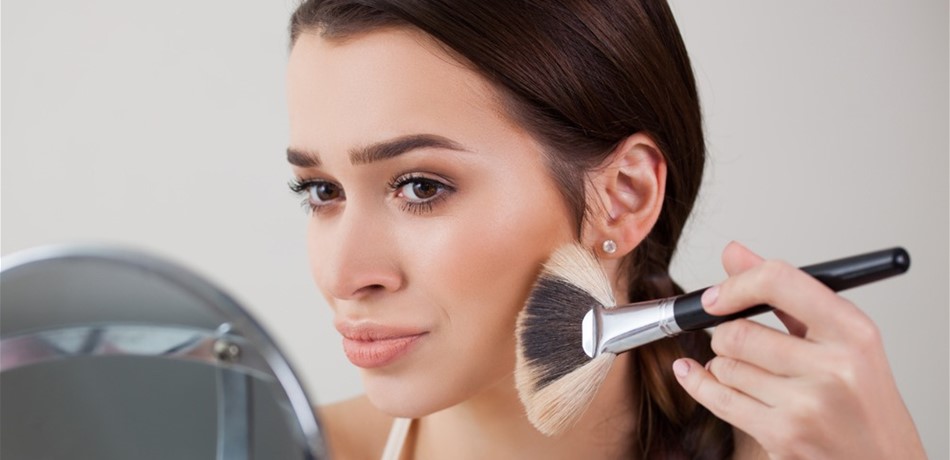 احذري من مستحضرات التجميل لأنها قد تعبث بهرموناتك!