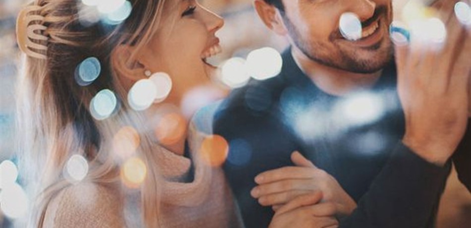 أسرار تمتلكها المرأة تحيّر الرجل وتزيده انجذاباً نحوها!