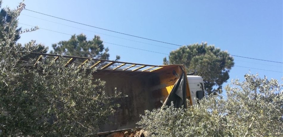 بالصورة.. تدهور شاحنة في الدوير ونجاة سائقها بأعجوبة!