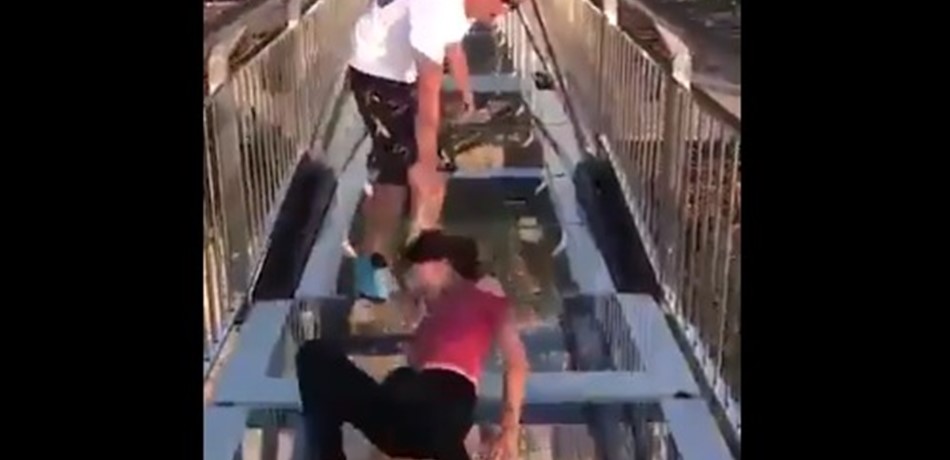 بالفيديو.. رعبٌ وبكاء أثناء عبور أطول جسر زجاجي في العالم!