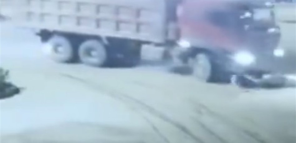 بالفيديو.. تحدّى الموت بعدما دهسته شاحنة!