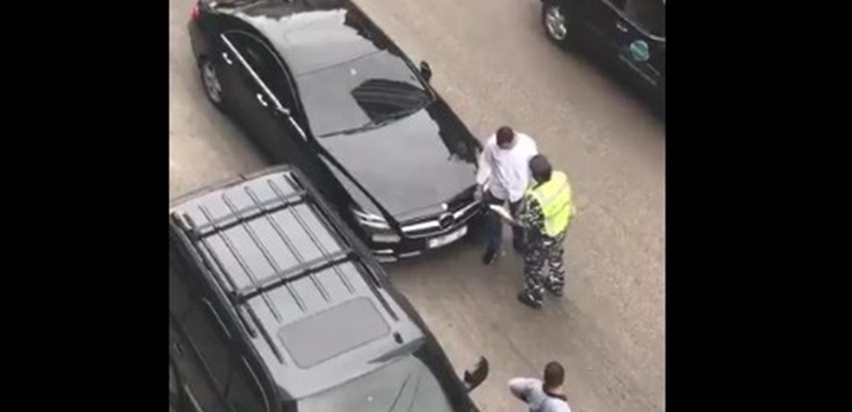 بالفيديو: هكذا تصرّف شرطي حيال "شخصية نافذة".. هل سطر المحضر؟