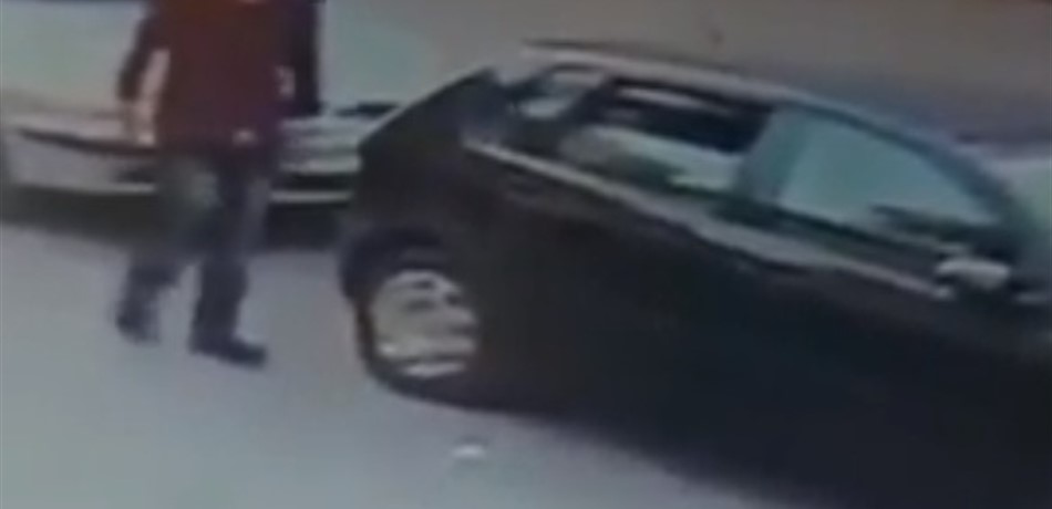 بالفيديو: بطريقة ماكرة.. هكذا سرق الهاتف من يد صاحبه!