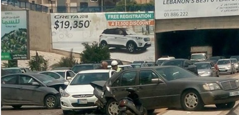 بالصورة.. تصادم 3 سيارت على طريق المطار