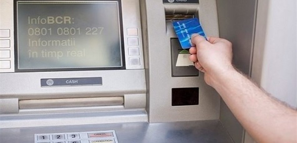 3 مؤشرات تكشف العبث بماكينات الصراف الآلي