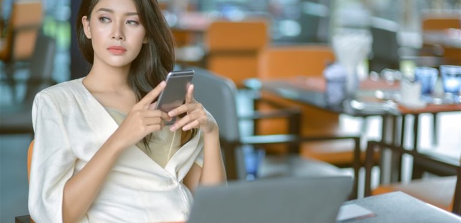 ثرثارة وتافهة وكئيبة ومجنونة.. هذه الصديقة تسعى لتكون محور الكون!