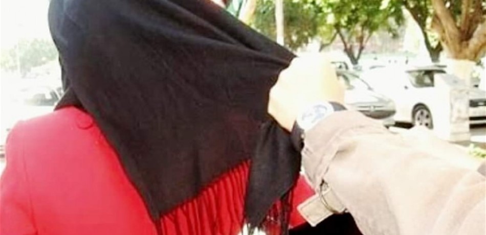 نزعوا حجابها وأهانوها بعبارات مسيئة