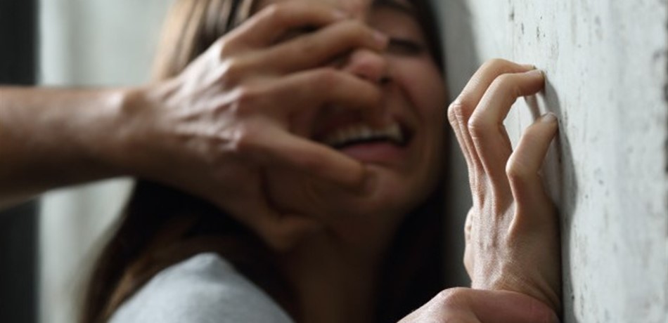 وحوش بشرية.. اغتصبوها في مكان مهجور ووالدها يروي القصة بحرقة!