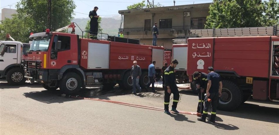 بالصور.. حريق داخل محل تنجيد مفروشات في حراجل 