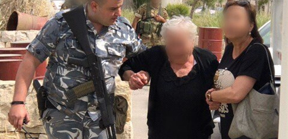 بالصور.. لفتة جميلة من عناصر قوى الامن في اليوم الانتخابي