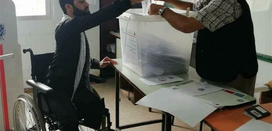 صورة مؤثرة من داخل احدى أقلام الاقتراع.. "ما خجلت من حالك"!