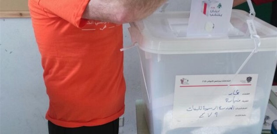 بالصورة: مرتدياً "تيشرت" برتقالية.. وزير الدفاع يدلى بصوته في منيارة
