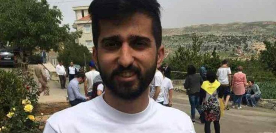 صورة اثارت جدلاً.. لبناني يعلن ان صوته التفضيلي لممثلة اباحية