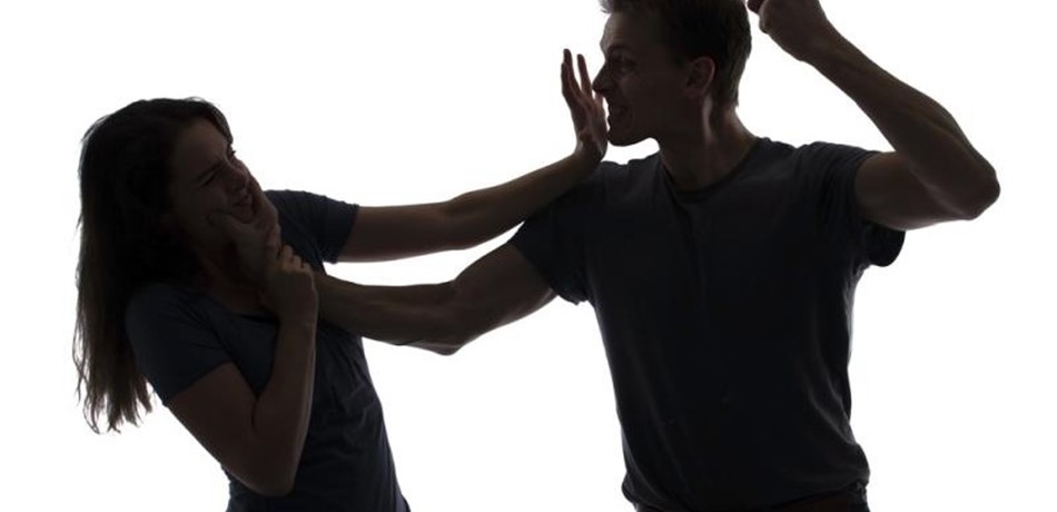 بالفيديو.. ركل حبيبته السابقة بوحشيّة واعتدى على صديقها الجديد