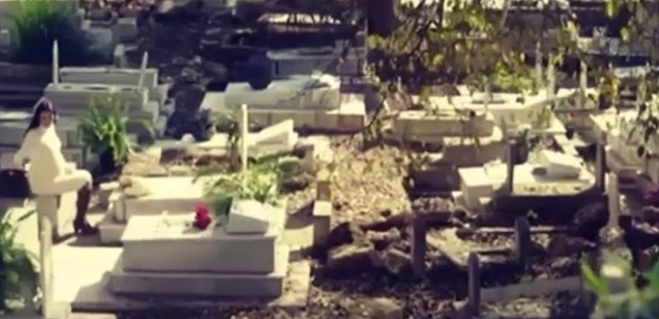 بالفيديو.. ماذا تفعل سيرين عبد النور في المقبرة؟