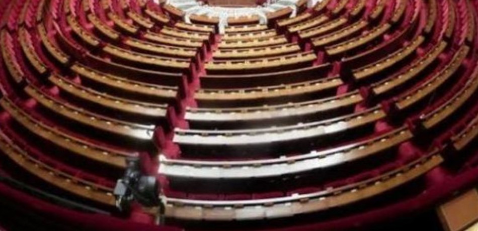 فضيحة تهزُّ برلماناً.. نواب يصوتون لخفض أجورهم!