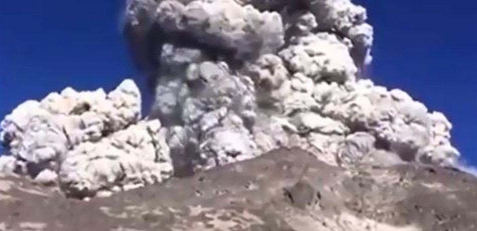 بالفيديو.. بركان يفاجأ عدداً من المخيّمين أثناء وجبة الإفطار