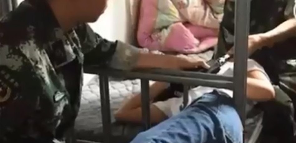 بالفيديو.. تحدّ جديد على الإنترنت يتسبب بحشر مراهقة بين القضبان