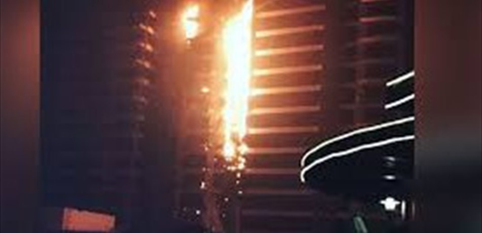 حريق هائل ببرج سكني في دبي واخلاء جميع القاطنين