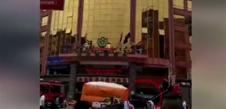 بالفيديو: حاول الإنتحار قفزاً.. هل أنقذته الوسادة الهوائية؟!