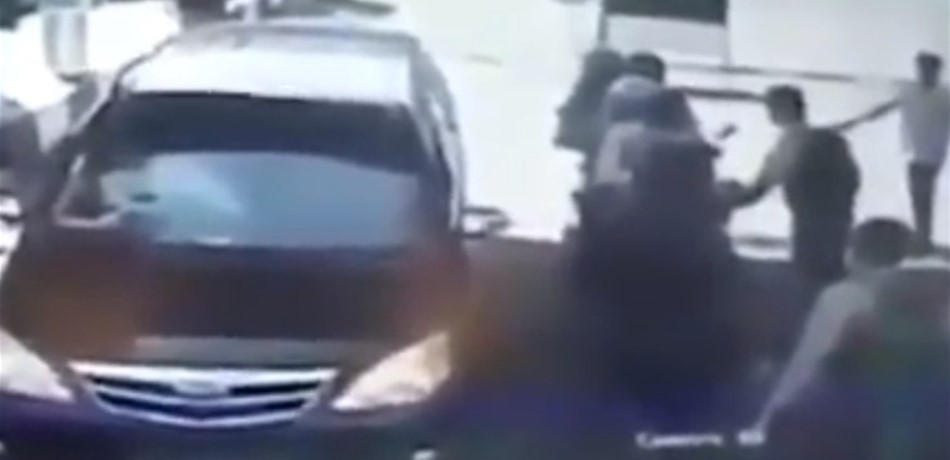 بالفيديو.. أبٌ وأمٌّ وأطفال يفجّرون أنفسهم بمركز شرطة!