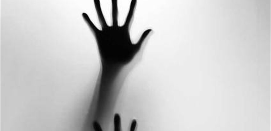 اغتصب ابنته وصديقتيها.. والأم متورطة! 