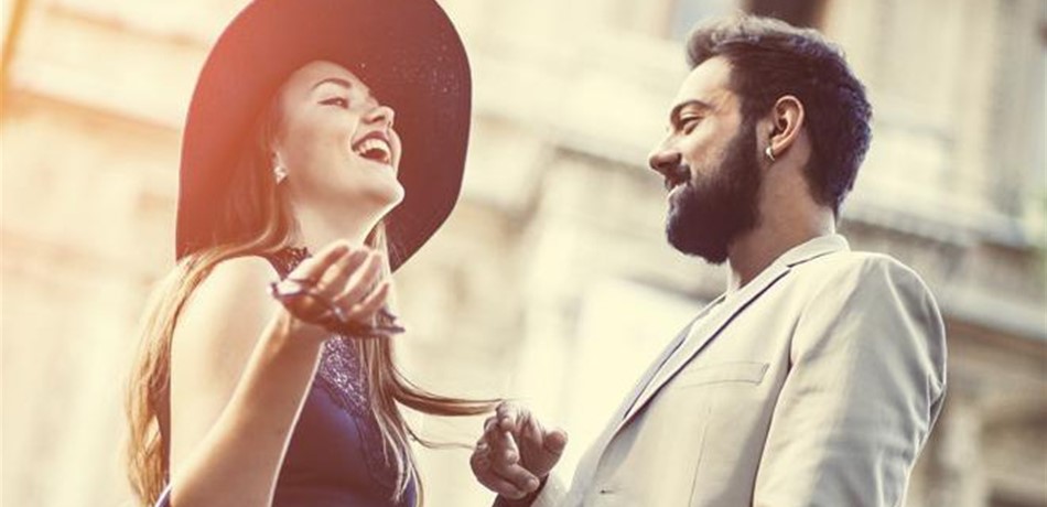 هل تعرفين ما يمكن أن تفعله الابتسامة بالرجل؟