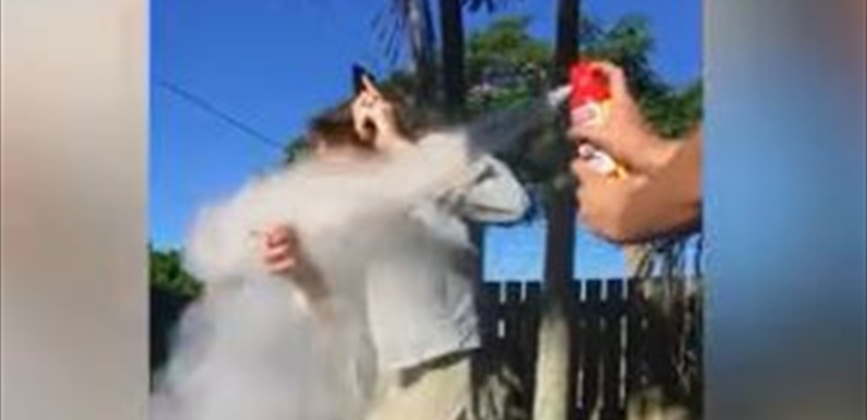 بالفيديو.. هذا ما فعله شاب لمنع صديقه من التدخين