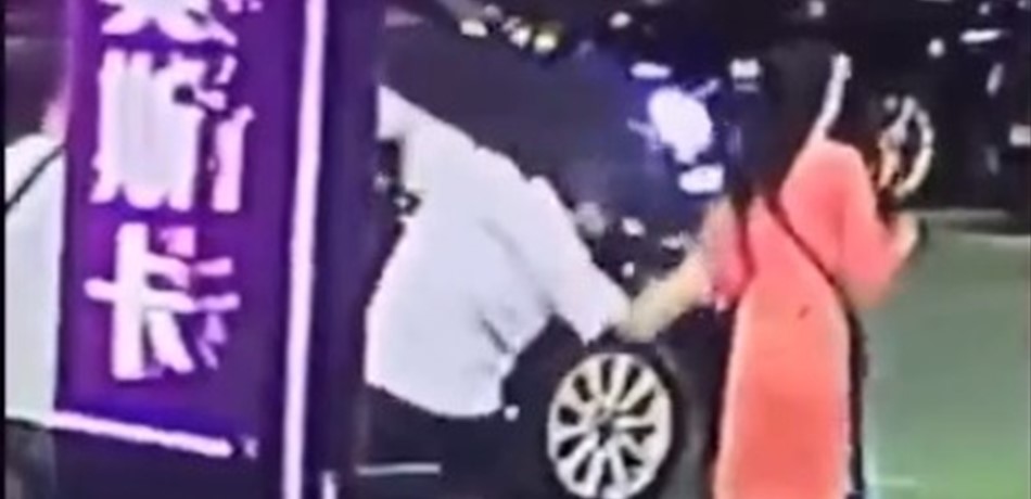 بالفيديو.. تحرّش شاب بفتاة يتسبب بمعركة جماعية 