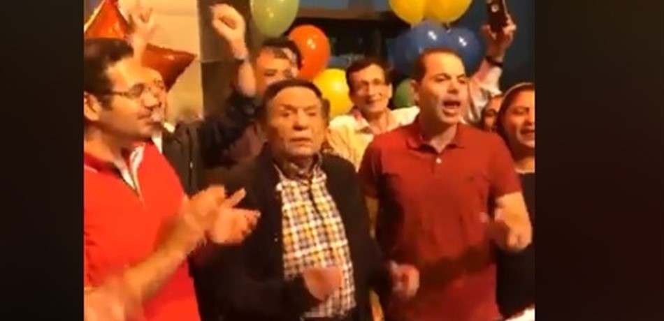 بالفيديو.. مع من احتفل عادل امام بعيد ميلاده الـ78؟ 
